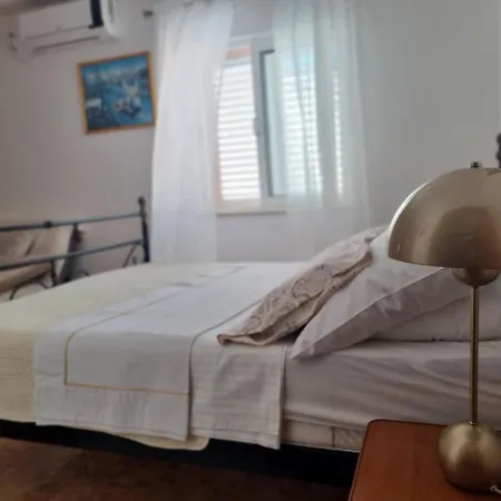 1 Apartment *