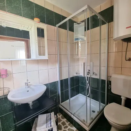 1 Apartment *